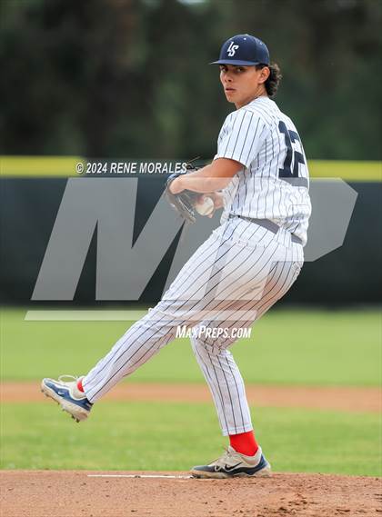 Thumbnail 2 in Bishop Montgomery vs La Salle photogallery.