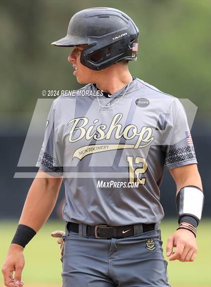 Thumbnail 2 in Bishop Montgomery vs La Salle photogallery.