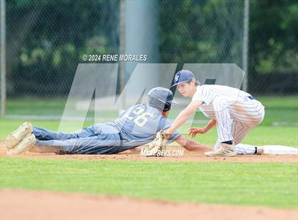 Thumbnail 2 in Bishop Montgomery vs La Salle photogallery.