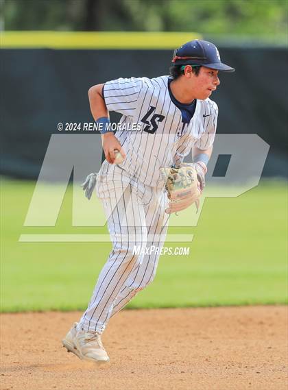 Thumbnail 2 in Bishop Montgomery vs La Salle photogallery.