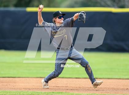 Thumbnail 3 in Bishop Montgomery vs La Salle photogallery.