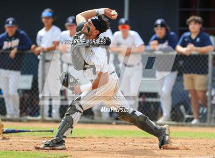Thumbnail 2 in Bishop Montgomery vs La Salle photogallery.