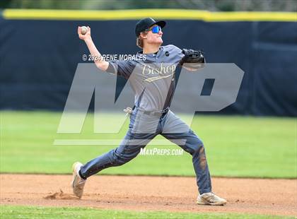 Thumbnail 1 in Bishop Montgomery vs La Salle photogallery.