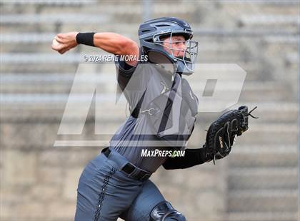 Thumbnail 3 in Bishop Montgomery vs La Salle photogallery.