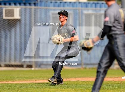Thumbnail 2 in Bishop Montgomery vs La Salle photogallery.