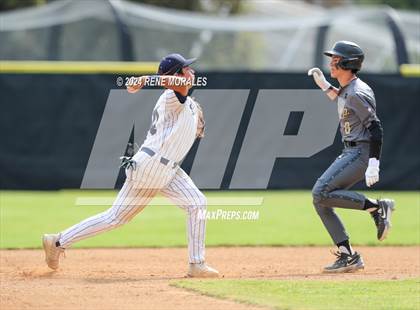 Thumbnail 3 in Bishop Montgomery vs La Salle photogallery.