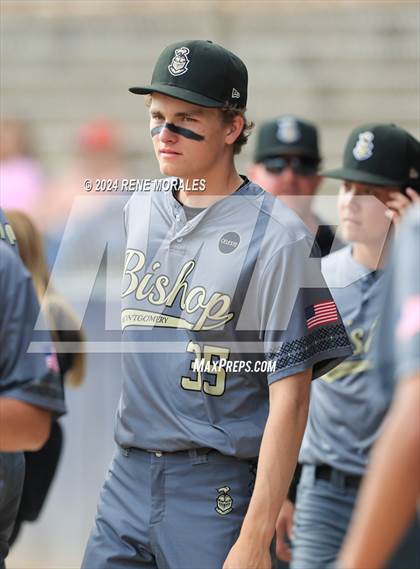 Thumbnail 3 in Bishop Montgomery vs La Salle photogallery.