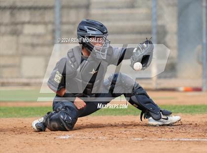 Thumbnail 2 in Bishop Montgomery vs La Salle photogallery.