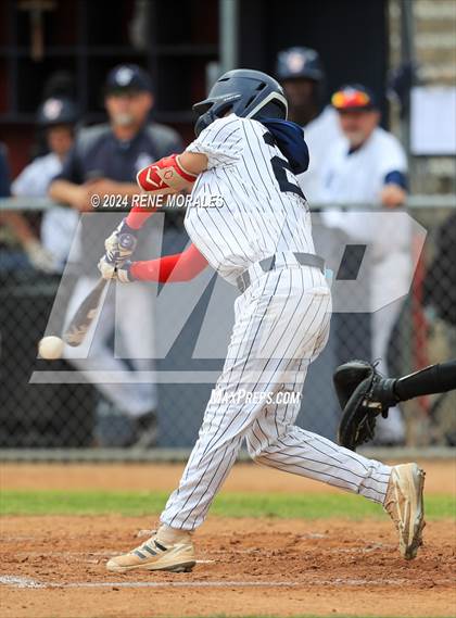 Thumbnail 3 in Bishop Montgomery vs La Salle photogallery.