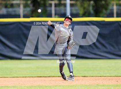Thumbnail 3 in Bishop Montgomery vs La Salle photogallery.