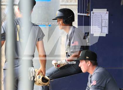 Thumbnail 2 in Bishop Montgomery vs La Salle photogallery.