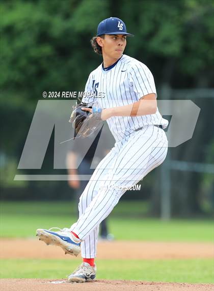 Thumbnail 1 in Bishop Montgomery vs La Salle photogallery.