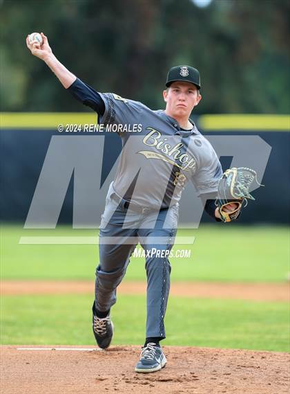 Thumbnail 1 in Bishop Montgomery vs La Salle photogallery.