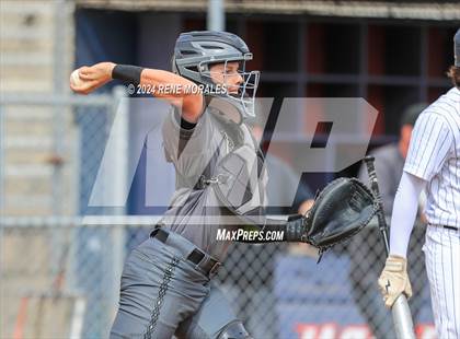 Thumbnail 3 in Bishop Montgomery vs La Salle photogallery.