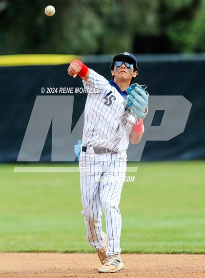 Thumbnail 2 in Bishop Montgomery vs La Salle photogallery.