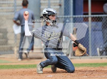 Thumbnail 2 in Bishop Montgomery vs La Salle photogallery.