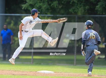 Thumbnail 3 in Bishop Montgomery vs La Salle photogallery.