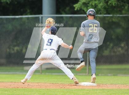 Thumbnail 3 in Bishop Montgomery vs La Salle photogallery.