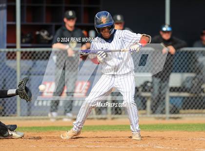 Thumbnail 2 in Bishop Montgomery vs La Salle photogallery.