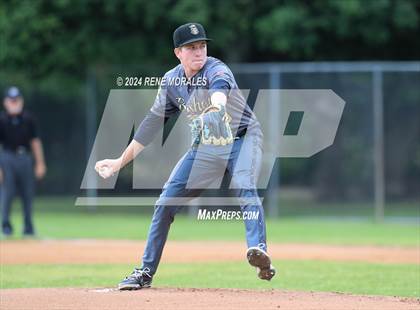 Thumbnail 3 in Bishop Montgomery vs La Salle photogallery.