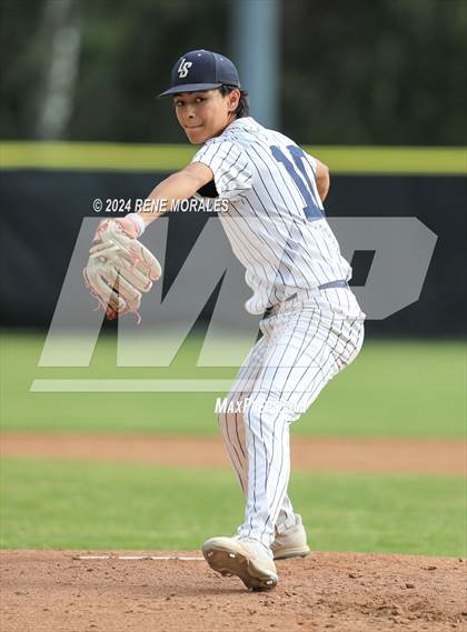 Thumbnail 3 in Bishop Montgomery vs La Salle photogallery.
