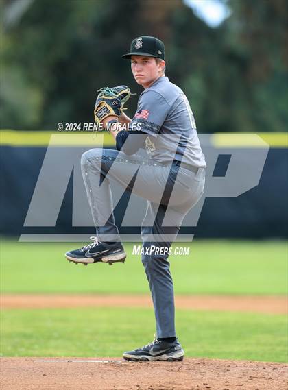 Thumbnail 2 in Bishop Montgomery vs La Salle photogallery.
