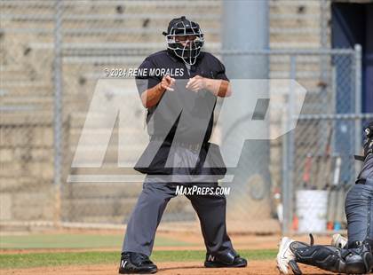 Thumbnail 3 in Bishop Montgomery vs La Salle photogallery.