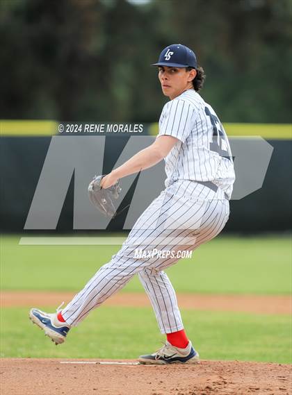 Thumbnail 3 in Bishop Montgomery vs La Salle photogallery.