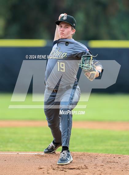 Thumbnail 3 in Bishop Montgomery vs La Salle photogallery.