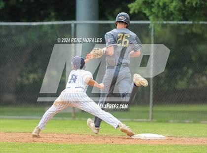 Thumbnail 2 in Bishop Montgomery vs La Salle photogallery.