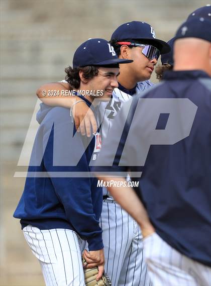 Thumbnail 2 in Bishop Montgomery vs La Salle photogallery.