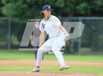 Thumbnail 2 in Bishop Montgomery vs La Salle photogallery.