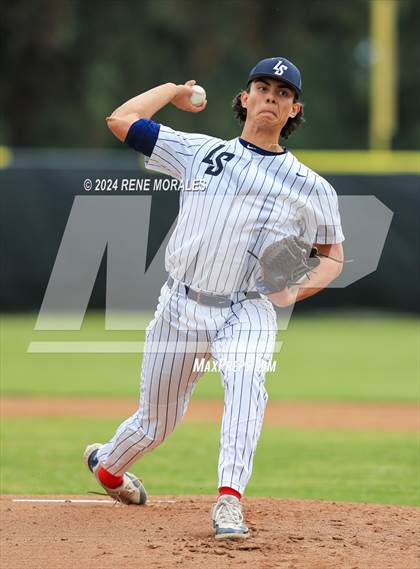 Thumbnail 2 in Bishop Montgomery vs La Salle photogallery.