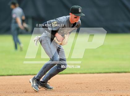 Thumbnail 3 in Bishop Montgomery vs La Salle photogallery.