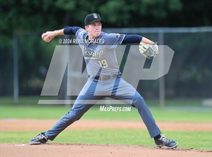 Thumbnail 2 in Bishop Montgomery vs La Salle photogallery.