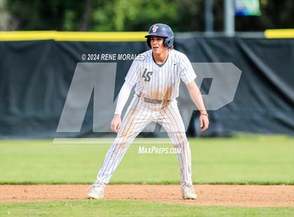 Thumbnail 3 in Bishop Montgomery vs La Salle photogallery.