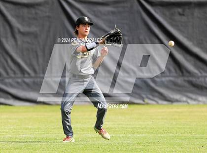 Thumbnail 2 in Bishop Montgomery vs La Salle photogallery.