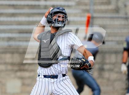 Thumbnail 3 in Bishop Montgomery vs La Salle photogallery.