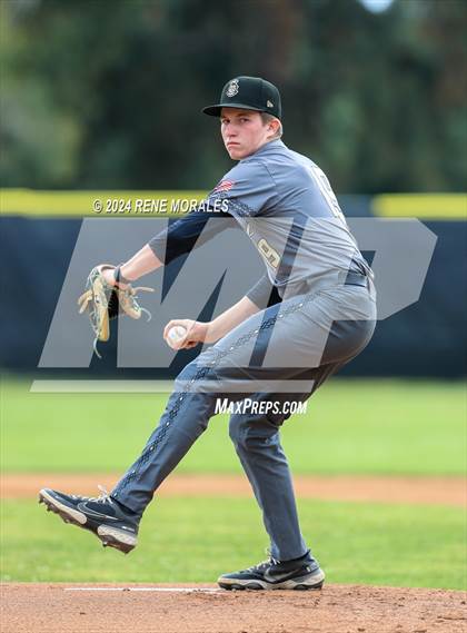 Thumbnail 2 in Bishop Montgomery vs La Salle photogallery.