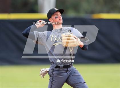 Thumbnail 2 in Bishop Montgomery vs La Salle photogallery.