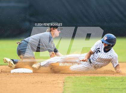 Thumbnail 3 in Bishop Montgomery vs La Salle photogallery.