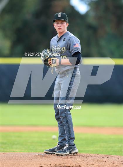 Thumbnail 3 in Bishop Montgomery vs La Salle photogallery.
