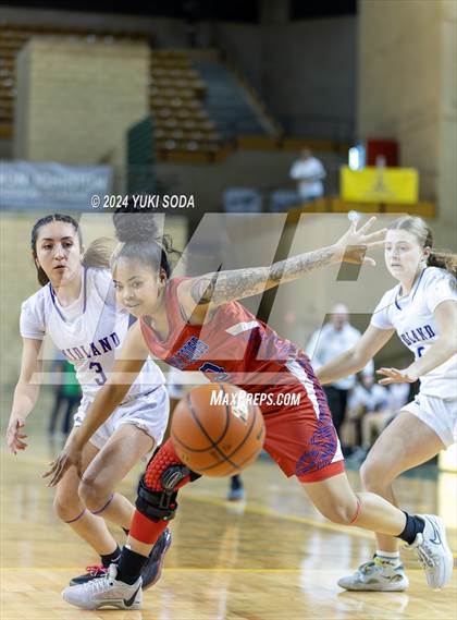 Thumbnail 3 in Cooper vs. Midland (Byron Johnston Holiday Classic) photogallery.