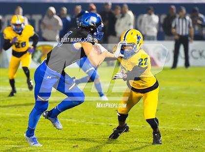 Thumbnail 2 in Chandler vs. Northwestern (GEICO State Champions Bowl Series) photogallery.