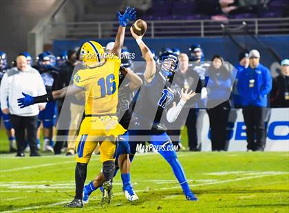 Thumbnail 3 in Chandler vs. Northwestern (GEICO State Champions Bowl Series) photogallery.