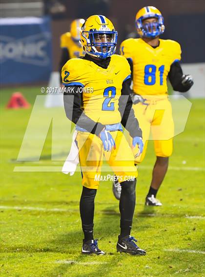 Thumbnail 2 in Chandler vs. Northwestern (GEICO State Champions Bowl Series) photogallery.