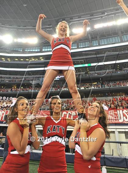 Thumbnail 3 in Cedar Hill vs. Katy (UIL 6A Division 2 Final) photogallery.