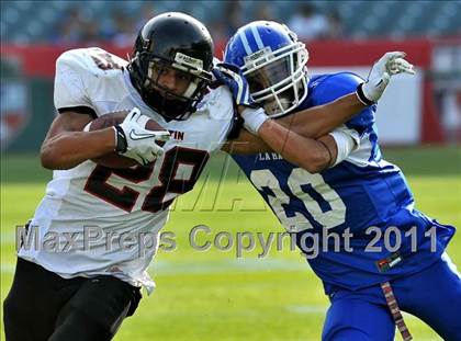 Thumbnail 3 in Tustin vs. La Habra (CIF SS Southwest Division Final) photogallery.