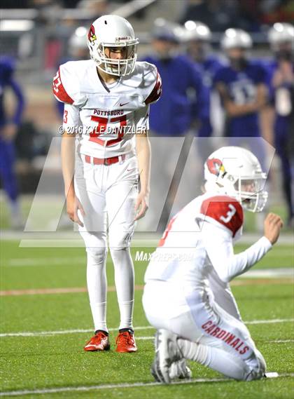 Thumbnail 1 in Farmersville vs. Pottsboro (UIL 3A Division 1 Region 2 Semifinal) photogallery.