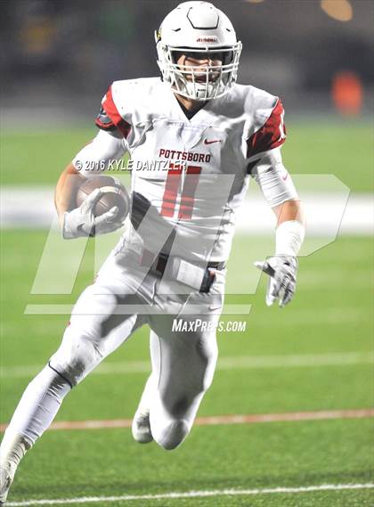 Thumbnail 3 in Farmersville vs. Pottsboro (UIL 3A Division 1 Region 2 Semifinal) photogallery.